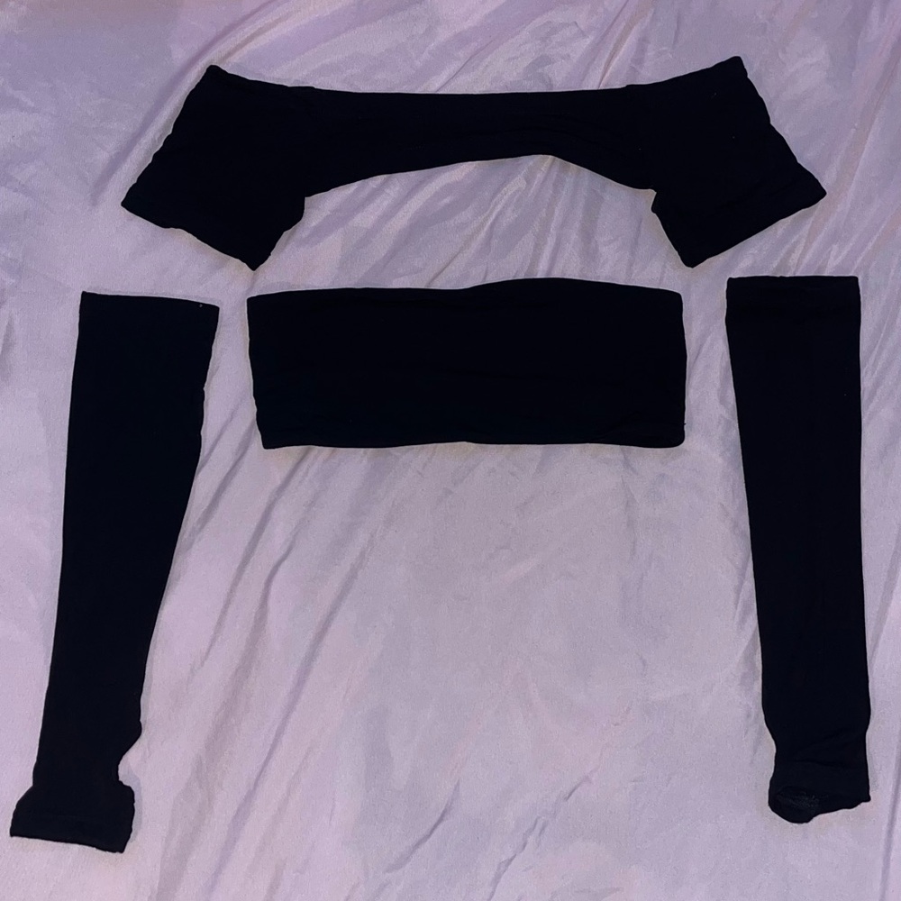 The Kript 4 piece top, worn about two times. any questions pls message me !! 🖤